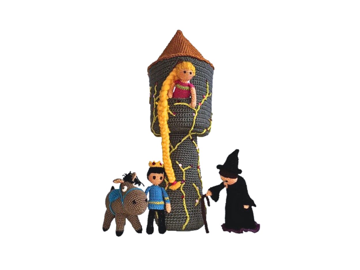 Du betrachtest gerade Rapunzel häkeln und ihren Prinzen mit seinem treuen Pferd und der bösen Hexe DIY-Märchenwald